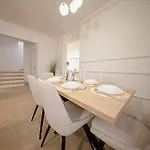 House Greenside - With A Pool Holiday home