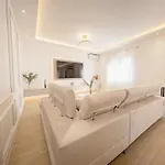 House Greenside - With A Pool Holiday home Kotlenice