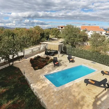 House Greenside - With A Pool *