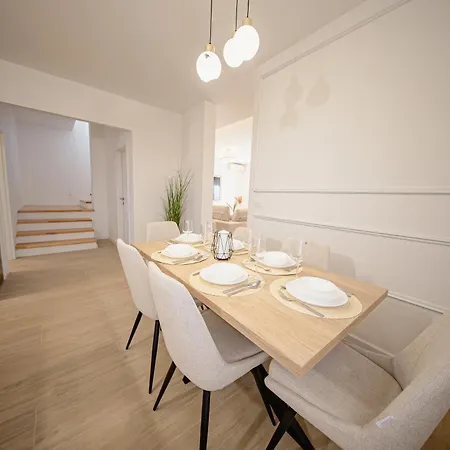 House Greenside - With A Pool * Kotlenice