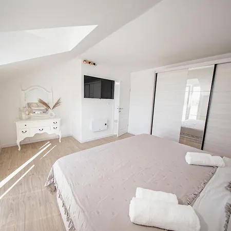 House Greenside - With A Pool * Kotlenice