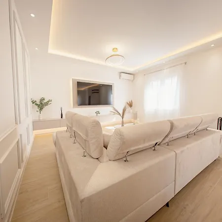 House Greenside - With A Pool Holiday home Kotlenice