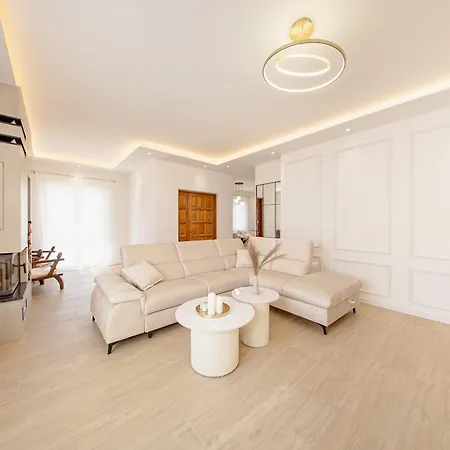 House Greenside - With A Pool Kotlenice