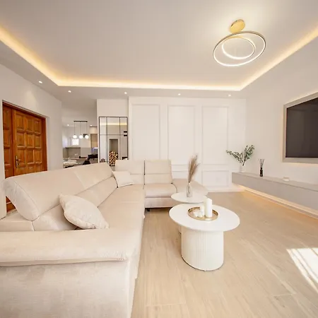 House Greenside - With A Pool * Kotlenice
