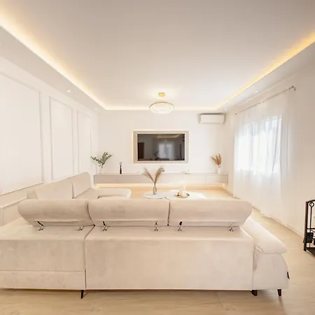 House Greenside - With A Pool *